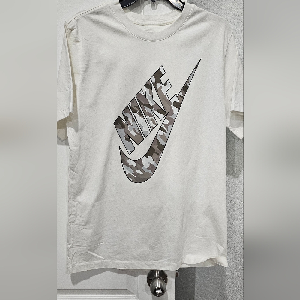 Nike Men's White Graphic T-Shirt
